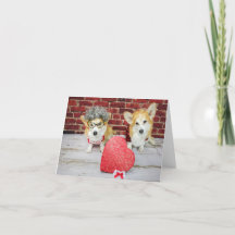 Twee Corgis met een Valentijnskaart vol snoep