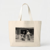 Twee cowboys naast een schuur met een paard grote tote bag (Voorkant)