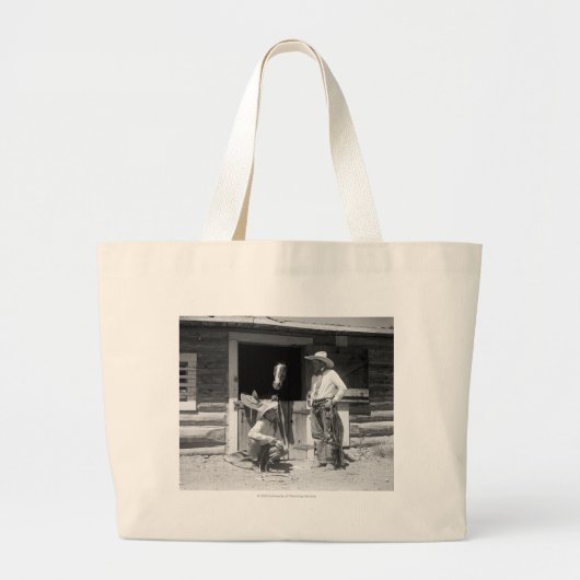 Twee cowboys naast een schuur met een paard grote tote bag (Voorkant)