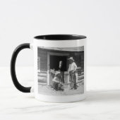 Twee cowboys naast een schuur met een paard mok (Links)