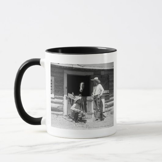 Twee cowboys naast een schuur met een paard mok (Links)