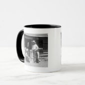 Twee cowboys naast een schuur met een paard mok (Voorkant links)