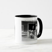 Twee cowboys naast een schuur met een paard mok (Voorkant rechts)