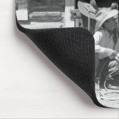 Twee cowboys naast een schuur met een paard muismat (Hoek)