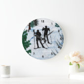 Twee cross-country-skiers op het sneeuwplein grote klok (Huis)