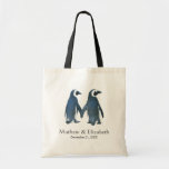 Twee Cute Penguins | Romantisch huwelijk Tote Bag<br><div class="desc">Dit ontwerp bevat twee schattige pinguïns die handen vasthouden en naast elkaar staan.</div>