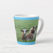 Twee Cute White-Brown Koeien Cust. Blauwe latte Mo Latte Mok (Rechterhoek)