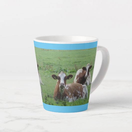 Twee Cute White-Brown Koeien Cust. Blauwe latte Mo Latte Mok (Rechterhoek)