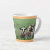 Twee Cute White-Brown Koeien Cust. Oranje latte Mo Latte Mok (Rechterhoek)