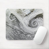 Twee cyclonen gevormd in tandem ten zuiden van IJs Muismat (Met muis)