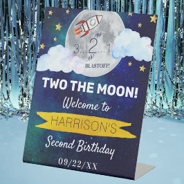 Twee dagen voor de tweede verjaardag van de maan reclamebord met voetstuk