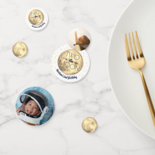 Twee De Maan 2e Verjaardagsfeestfoto Confetti