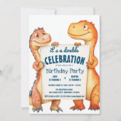 Twee dinosaurussen houden bordje dubbele verjaarda kaart (Voorkant)