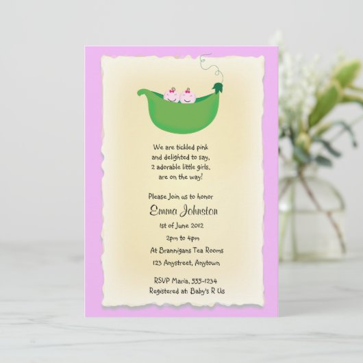 Twee dodenerwten in een baby shower met de peul kaart (Staand voorkant)