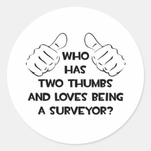 Twee duimen en groeven die een Surveyor zijn Ronde Sticker