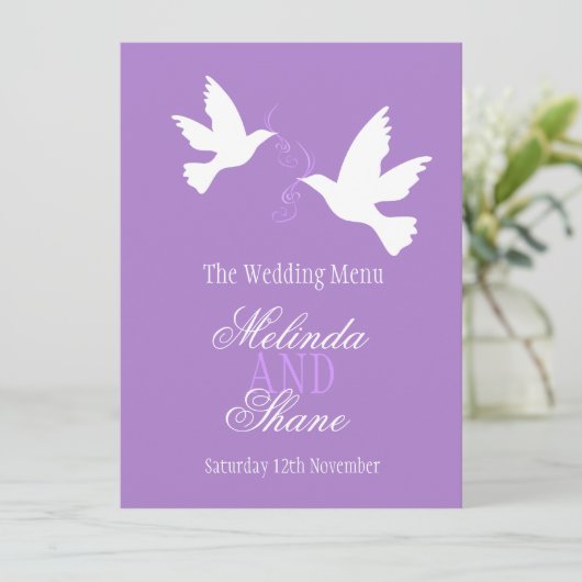 Twee duiven paarse & witte bruiloft diner menu (Staand voorkant)