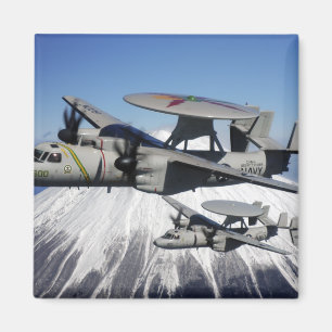 Twee E-2C Hawkeyes voeren een vlucht uit Magneet