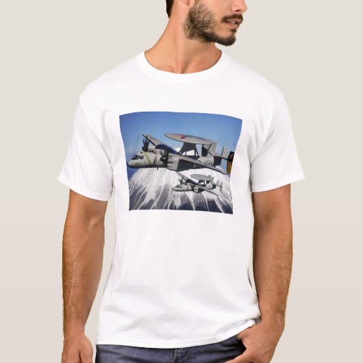 Twee E-2C Hawkeyes voeren een vlucht uit T-shirt (Voorkant)