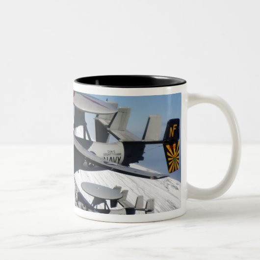 Twee E-2C Hawkeyes voeren een vlucht uit Tweekleurige Koffiemok (Rechts)