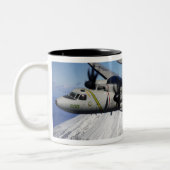 Twee E-2C Hawkeyes voeren een vlucht uit Tweekleurige Koffiemok (Links)