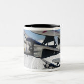 Twee E-2C Hawkeyes voeren een vlucht uit Tweekleurige Koffiemok (Center)