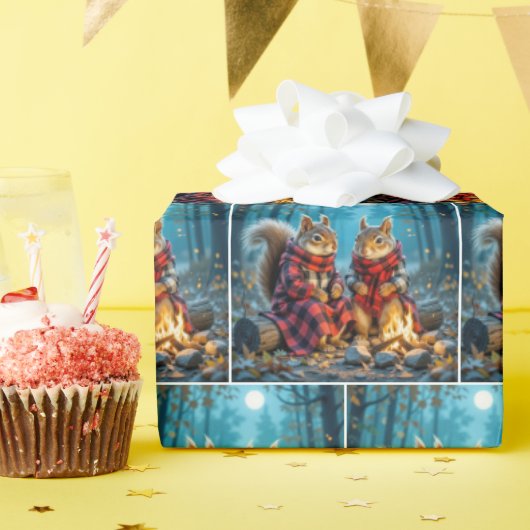 Twee eekhoorns genieten van een herfstkampvuur cadeaupapier (Verjaardagsfeest)