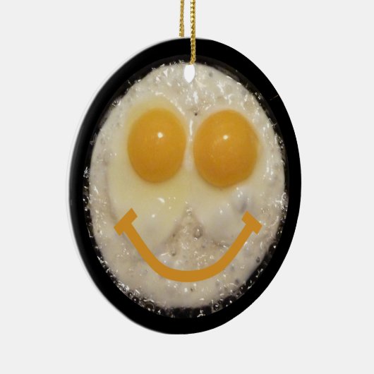 Twee eieren in een ventilatorpan met glimlach keramisch ornament (Rechts)