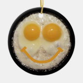 Twee eieren in een ventilatorpan met glimlach keramisch ornament (Voorkant)