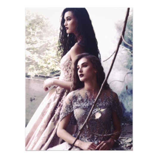 Twee elegante vrouwen in  jurken foto afdruk (Voorkant)