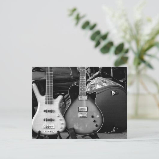 TWEE ELEKTRISCHE GUITARS - ZWART EN WITTE BRIEFKAART (Staand voorkant)