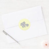 Twee Elephants. Volwassenen en Baby. Ronde Sticker (Envelop)
