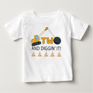 Twee en graven erin constructieverjaardags-T-shirt