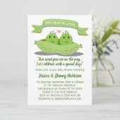Twee erwten in een Baby shower met twee peul Kaart (Staand voorkant)