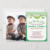 Twee erwten in een peul tweeling verjaardagsfoto kaart (Voorkant)