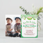 Twee erwten in een peul tweeling verjaardagsfoto kaart (Staand voorkant)