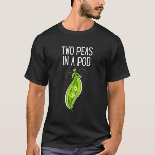 Twee erwten in een peulerwt in een pod t-shirt