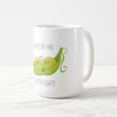 Twee erwten in een peuterkoffie-mok koffiemok (Voorkant rechts)