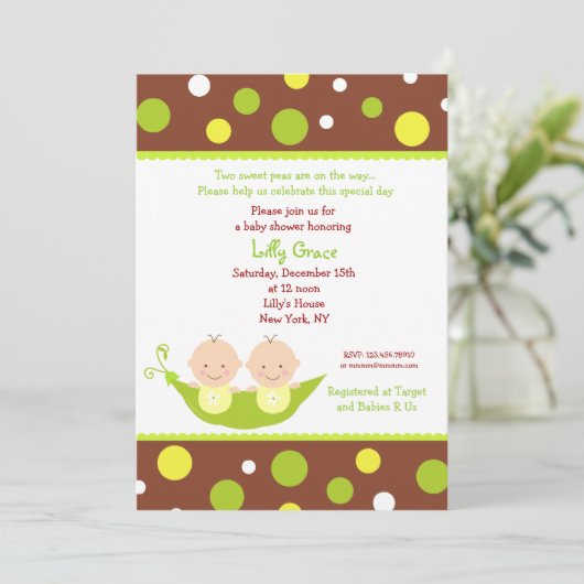 Twee erwten in een pod tweeling babyschoeisel kaart (Staand voorkant)