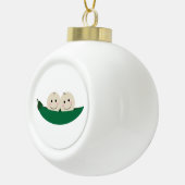 Twee erwten in een Pod Twins Baby Keramische Bal Ornament (Rechts)