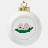 Twee erwten in een podtweeling babymeisjes keramische bal ornament (Voorkant)