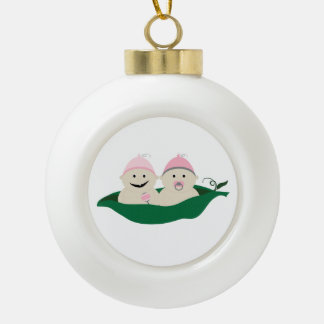 Twee erwten in een podtweeling babymeisjes keramische bal ornament