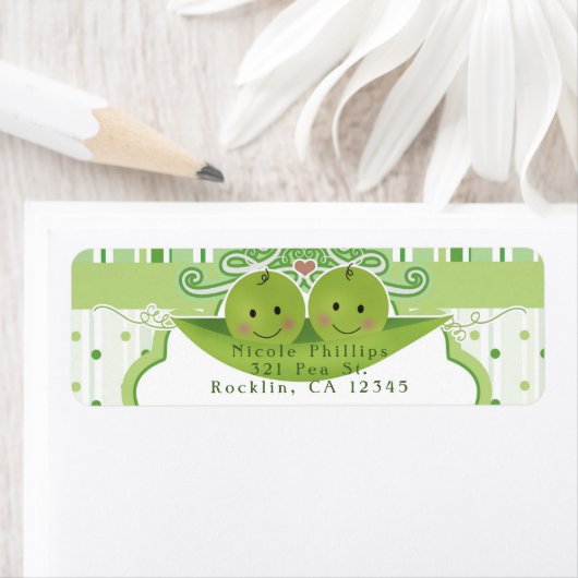 Twee erwten in een uitnodiging van het Baby shower Etiket (Insitu)