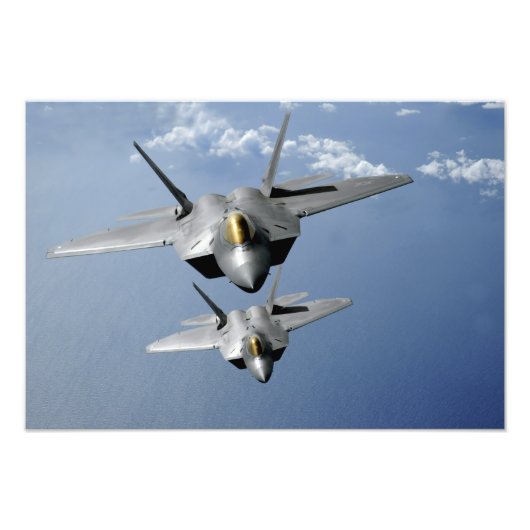 Twee F-22-Raptors vliegen over de Stille Oceaan 2 Foto Afdruk (Voorkant)