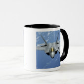 Twee F-22-Raptors vliegen over de Stille Oceaan 2 Mok (Voorkant rechts)