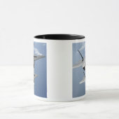 Twee F-22-Raptors vliegen over de Stille Oceaan Mok (Midden)