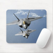 Twee F-22-Raptors vliegen over de Stille Oceaan Muismat (Met muis)