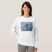 Twee F-22-Raptors vliegen over de Stille Oceaan T-shirt (Voorkant volledig)