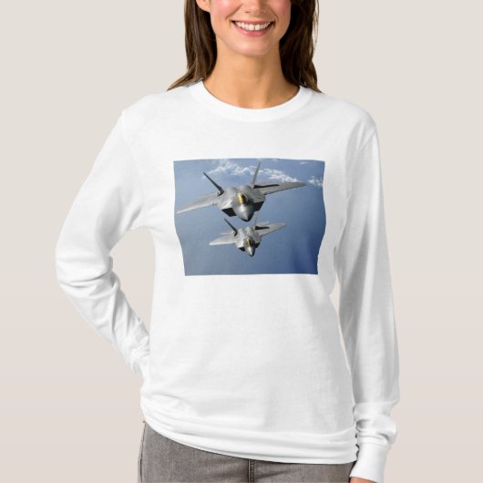 Twee F-22-Raptors vliegen over de Stille Oceaan T-shirt (Voorkant)
