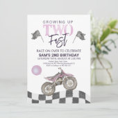 Twee Fast Birthday Dirt bike thema Uitnodiging. In Kaart (Staand voorkant)