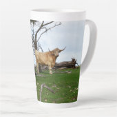 Twee Fawn Highland Koeien in vredige landen, Latte Mok (Rechterhoek)